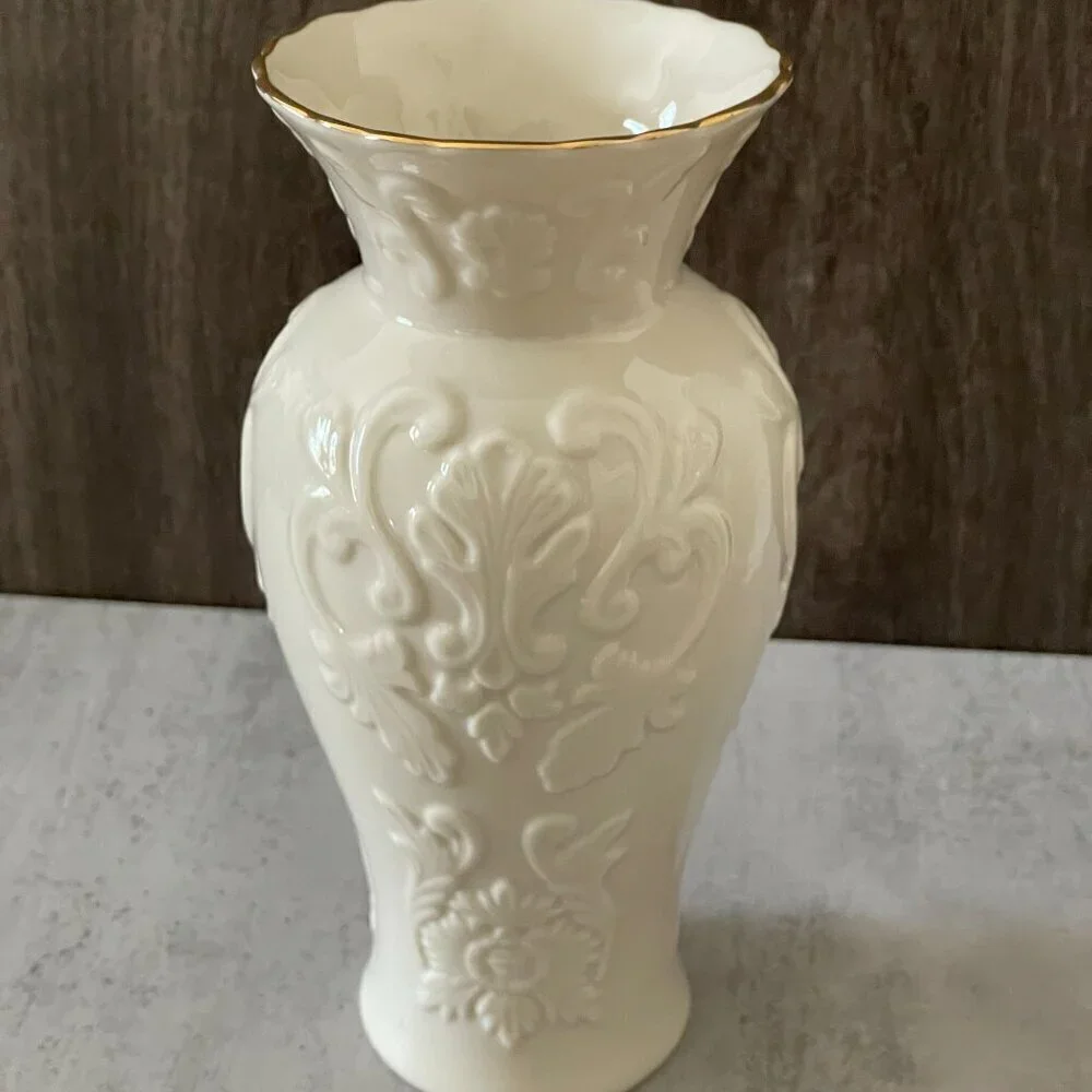 Lenox Vintage Georgian Collection Cream Gold Rim Embossed 7